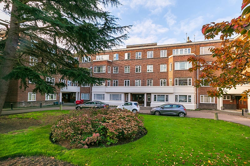 Flat Upper Richmond Road West in Greater London