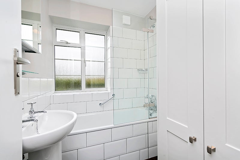 Flat Upper Richmond Road West in Greater London