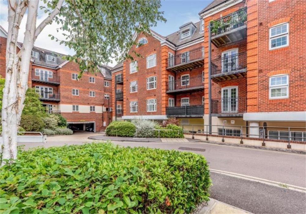 Flat Osnaburgh Hill in Surrey Heath
