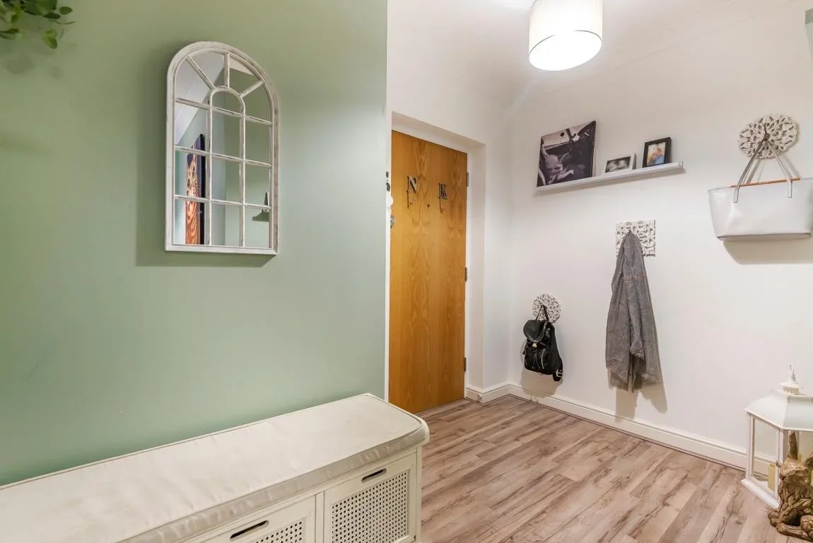 Flat Osnaburgh Hill in Surrey Heath