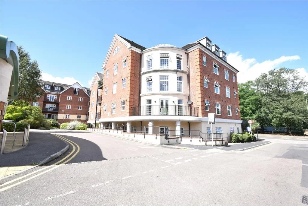 Flat Osnaburgh Hill in Surrey Heath