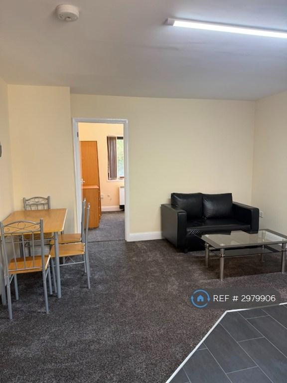 Flat Burlington Road in Slough