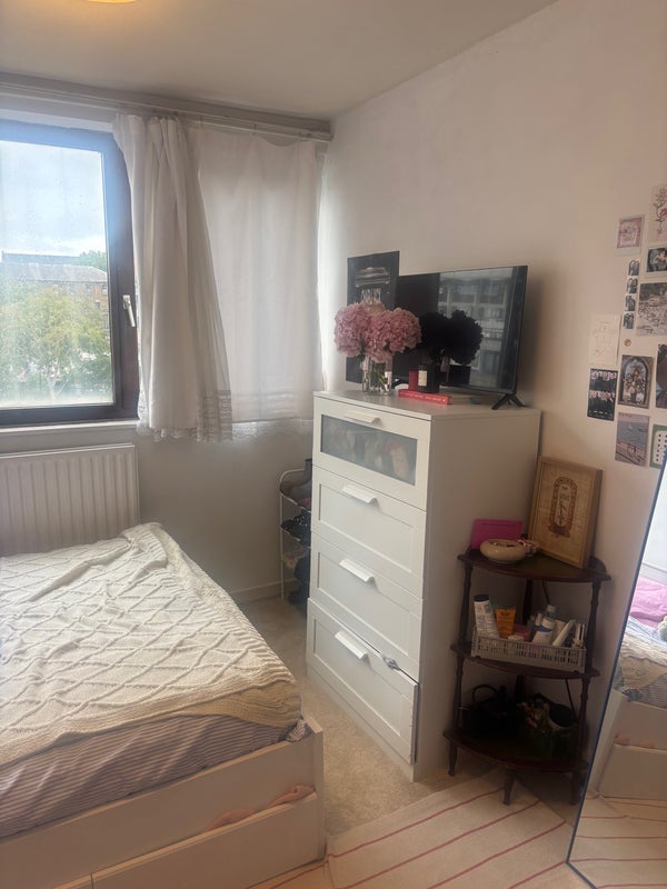Room Hare Walk in Greater London