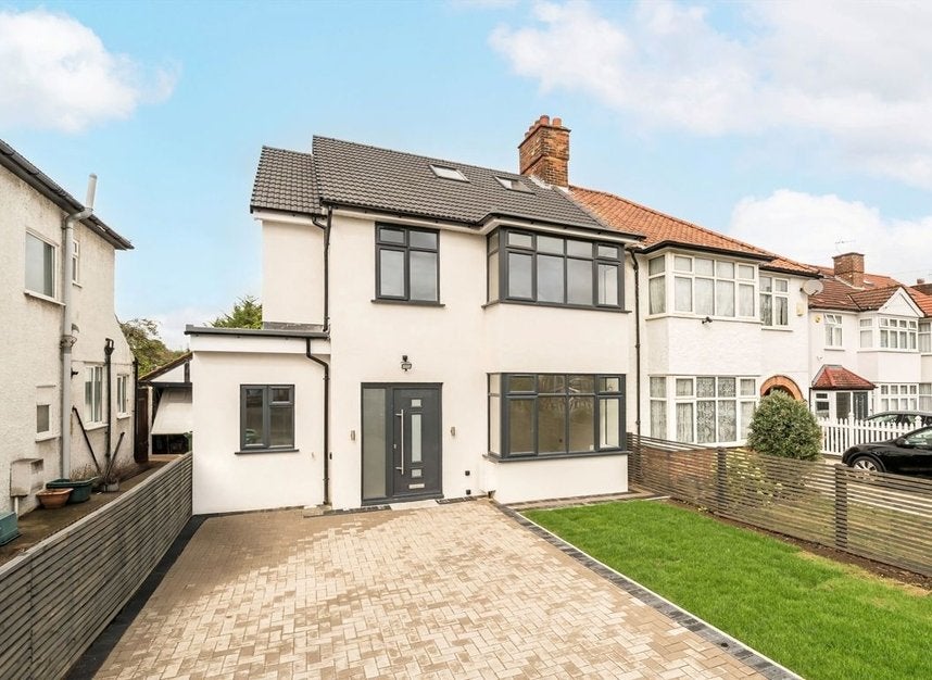 House Beresford Avenue in Greater London
