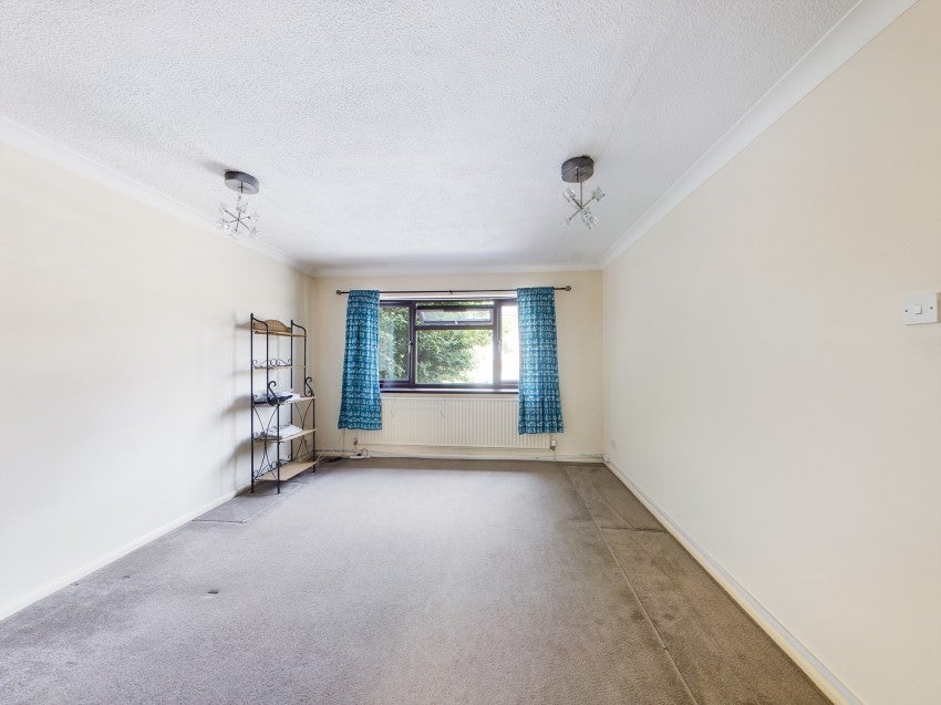 Flat Deane Avenue in Greater London