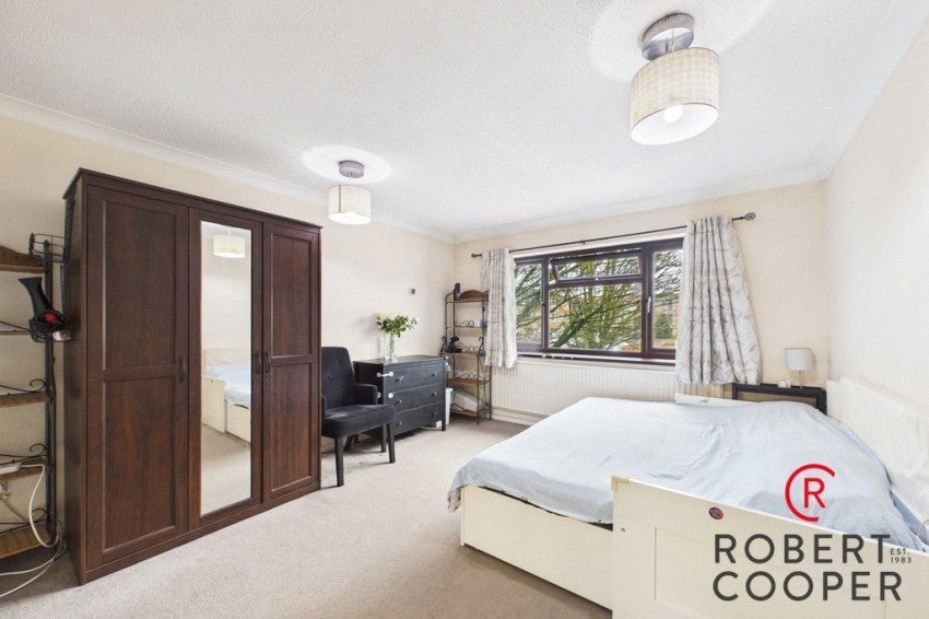 Flat Deane Avenue in Greater London