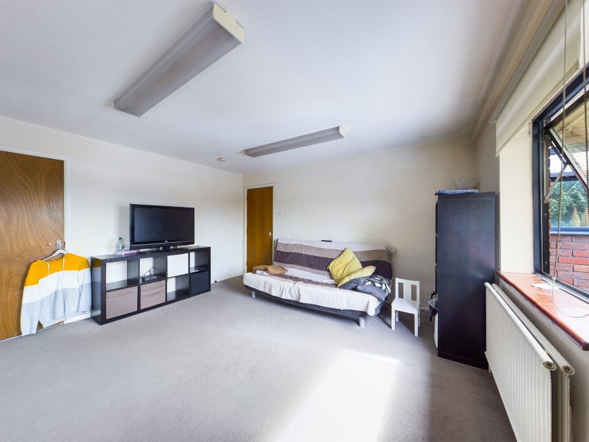 Flat Deane Avenue in Greater London