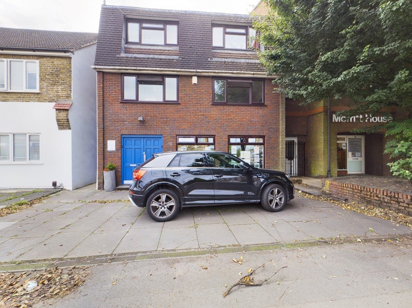 Flat Deane Avenue in Greater London
