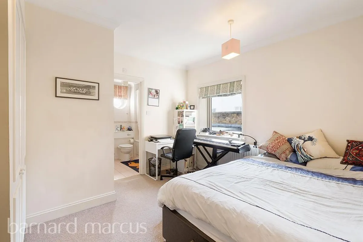 Flat Kennington Lane in Greater London