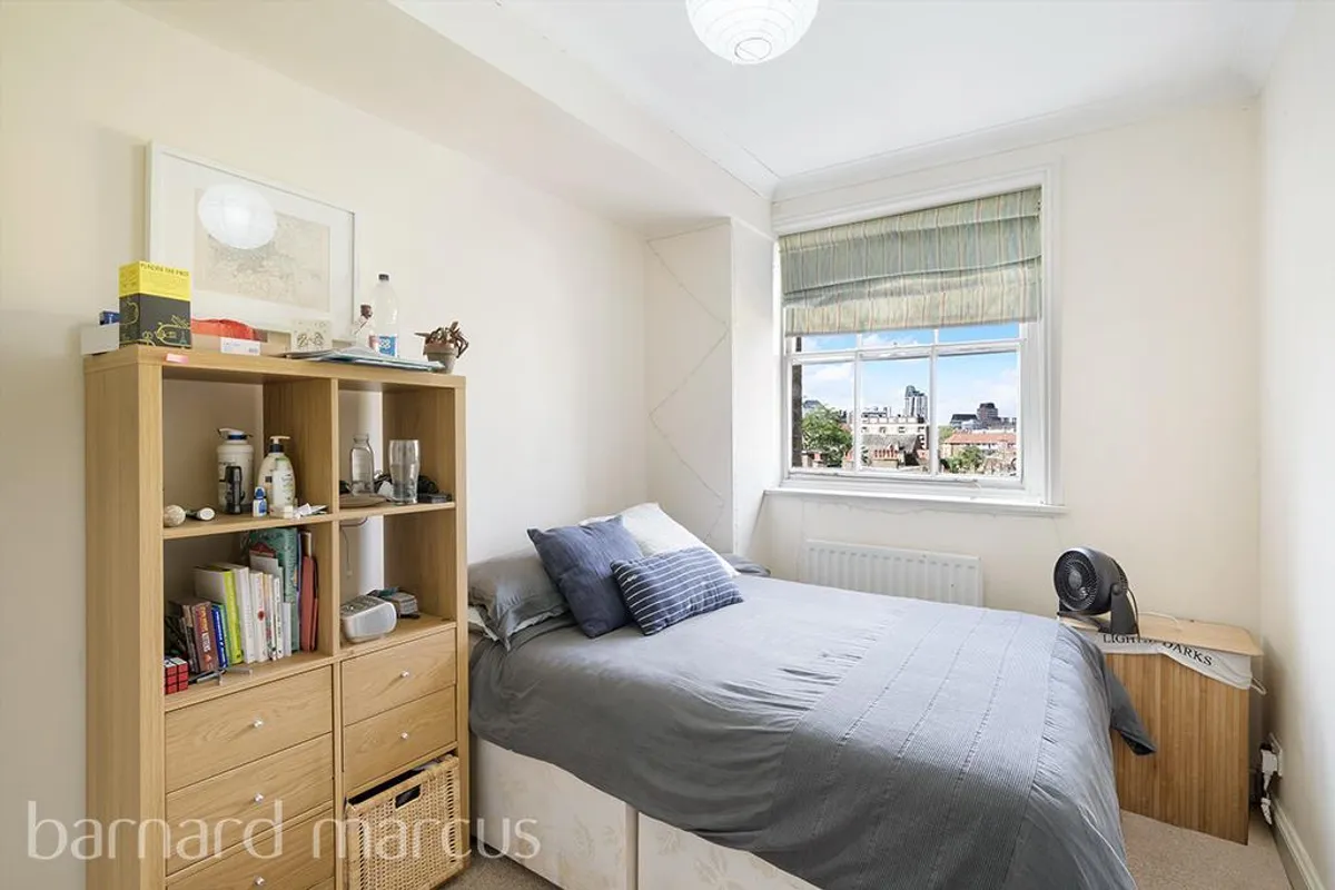 Flat Kennington Lane in Greater London