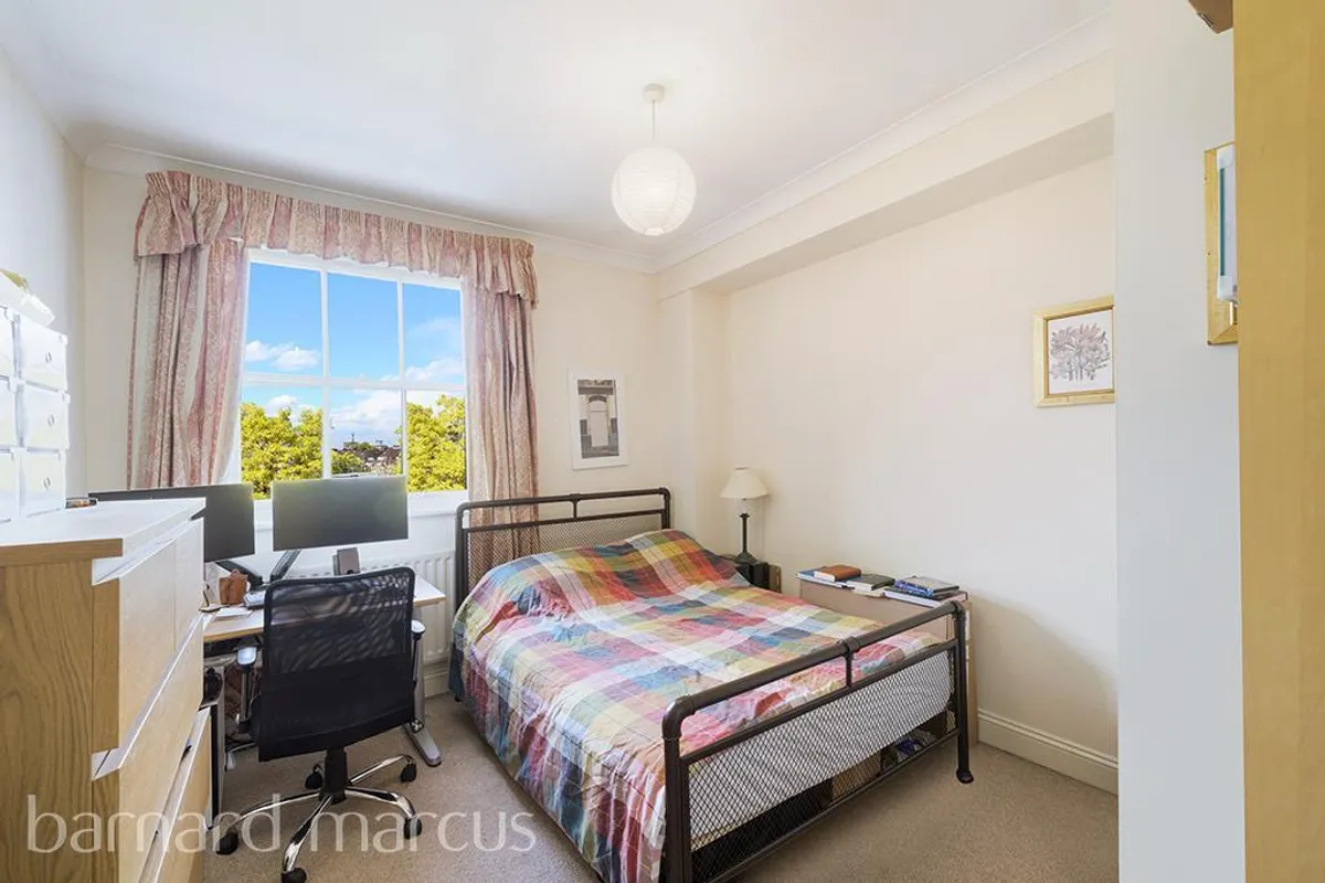Flat Kennington Lane in Greater London