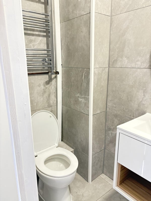 Room Dronfield Road in Salford