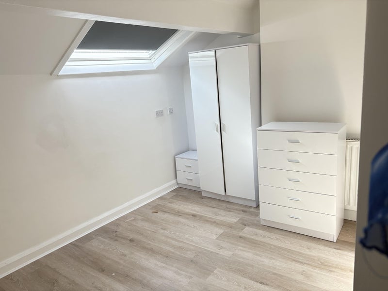 Room Dronfield Road in Salford