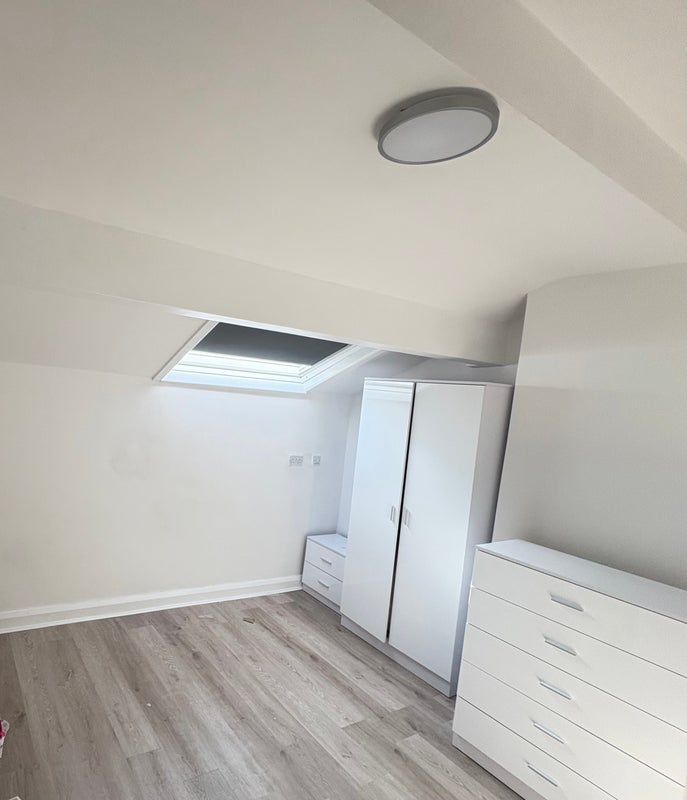 Room Dronfield Road in Salford