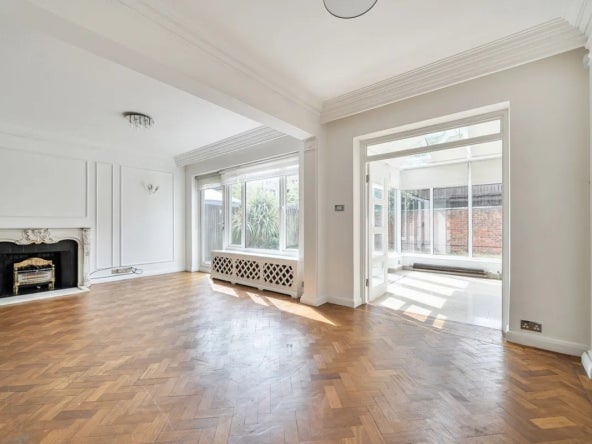 House Middlefield in Greater London