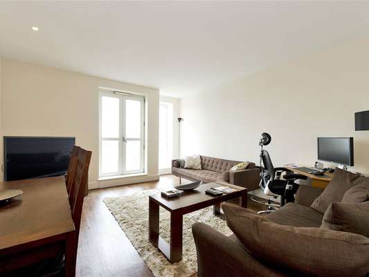 Flat Westferry Circus in Greater London