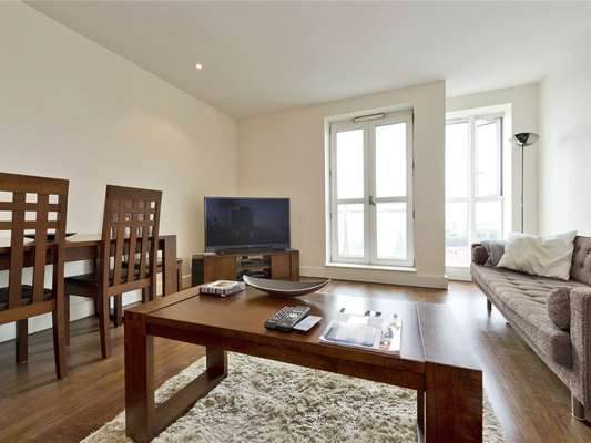 Flat Westferry Circus in Greater London