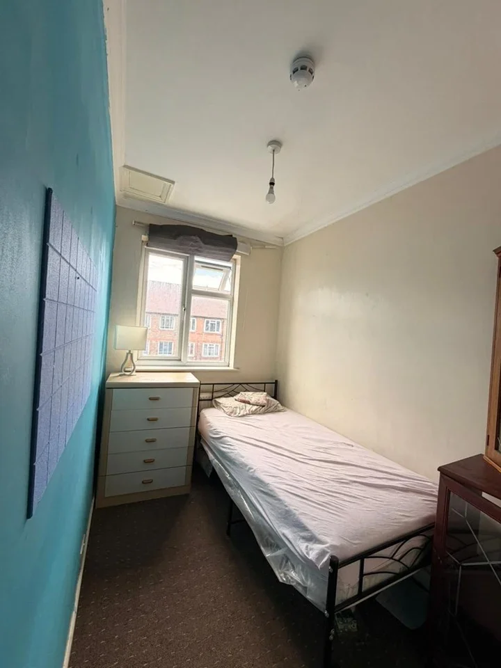 Room Tolworth Broadway in Greater London