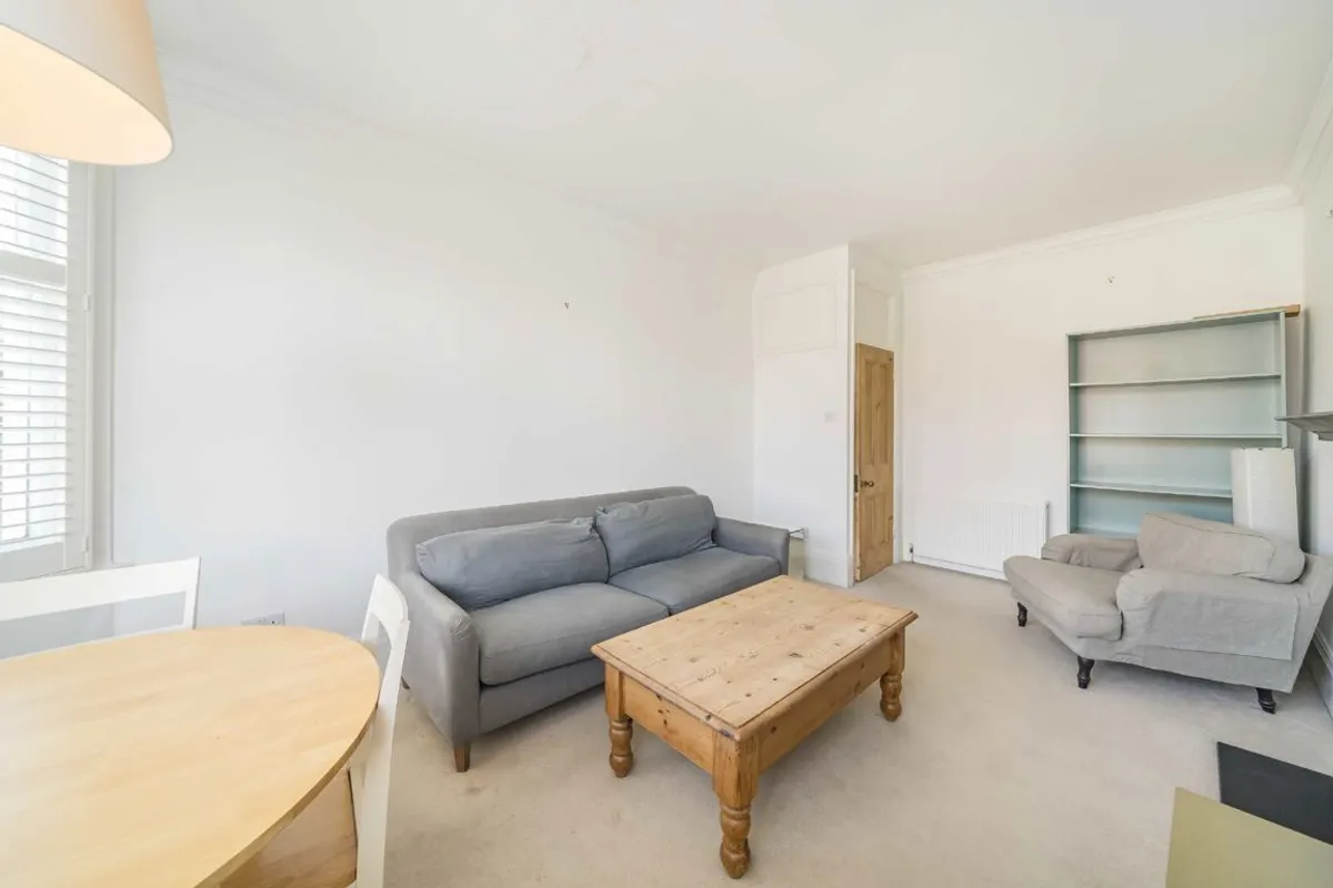 Flat Rydal Road in Greater London