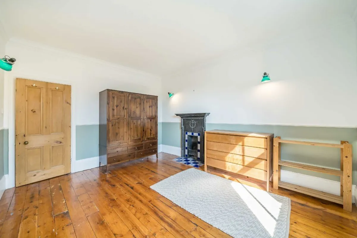 Flat Rydal Road in Greater London