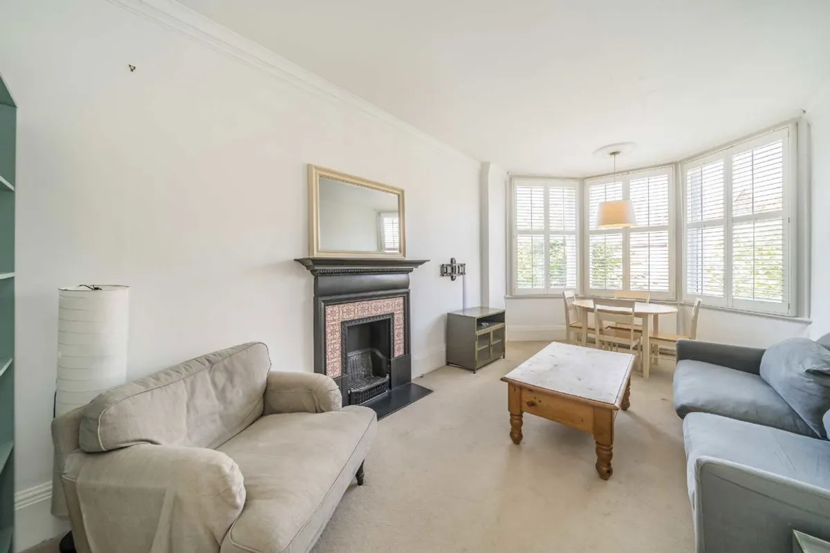 Flat Rydal Road in Greater London