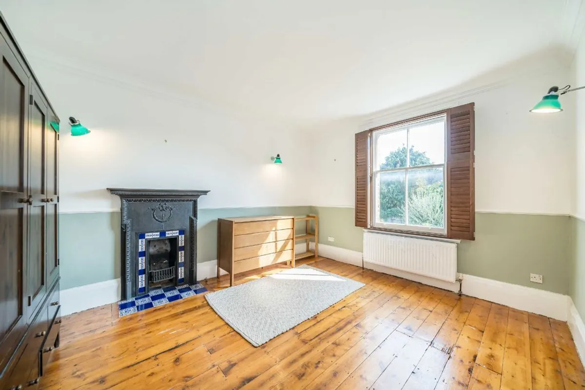 Flat Rydal Road in Greater London