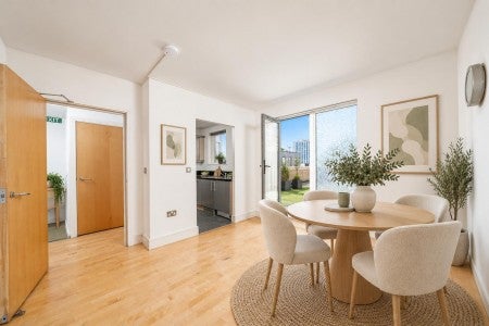 Flat Finchley Road in Greater London