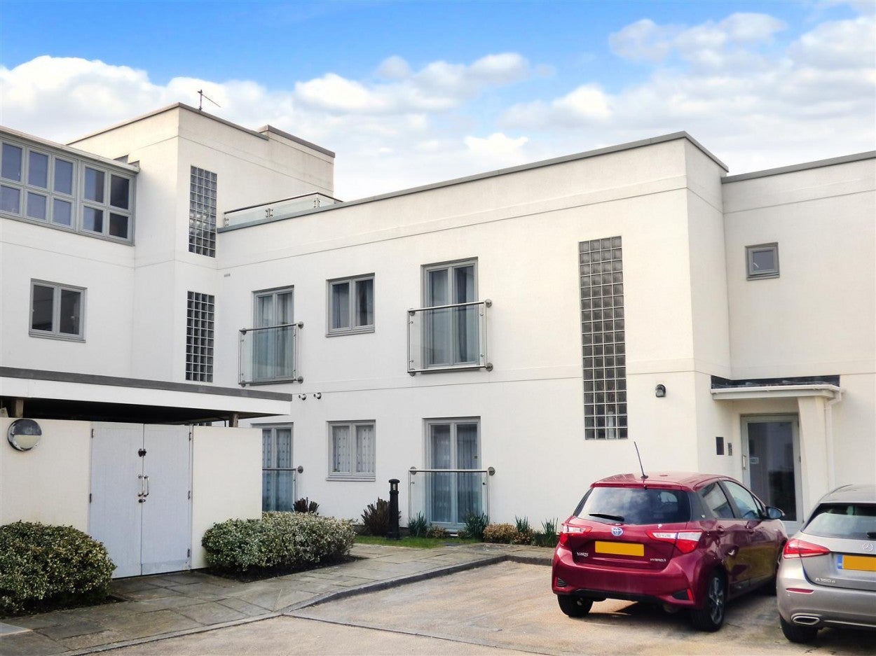 Flat Broadmark Lane in Arun
