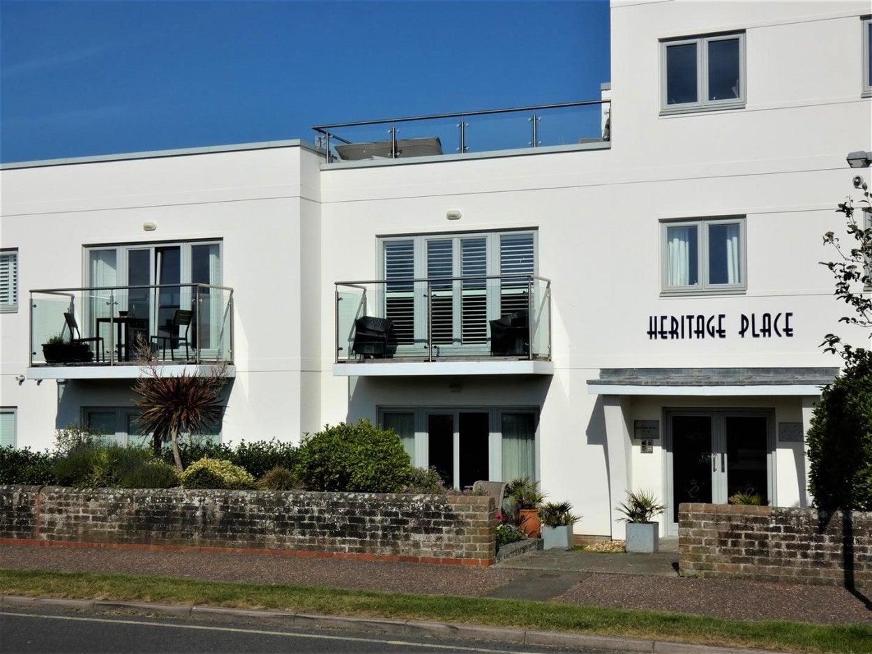 Flat Broadmark Lane in Arun
