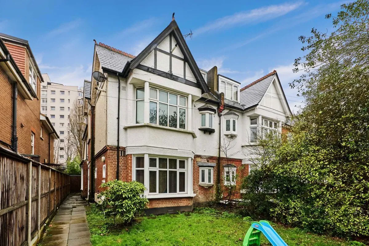 Flat Rodenhurst Road in Greater London