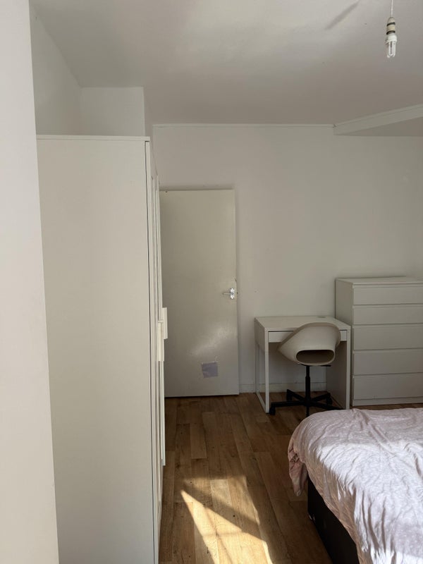 Room Harper Road in Greater London