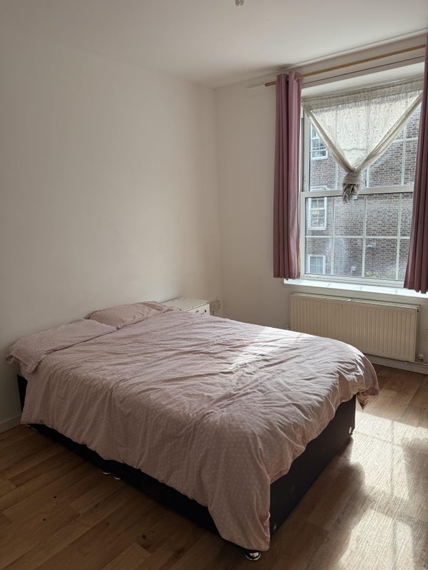 Room Harper Road in Greater London