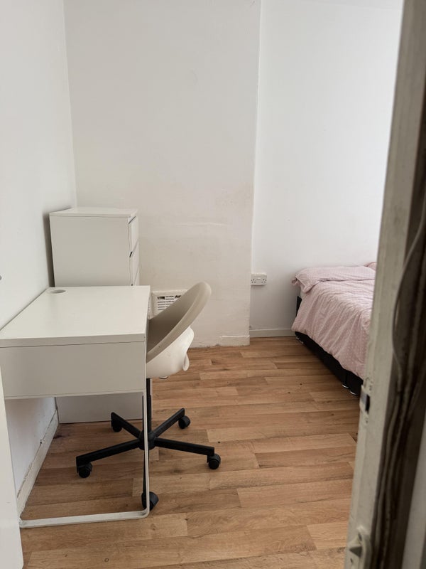 Room Harper Road in Greater London