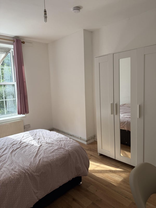 Room Harper Road in Greater London