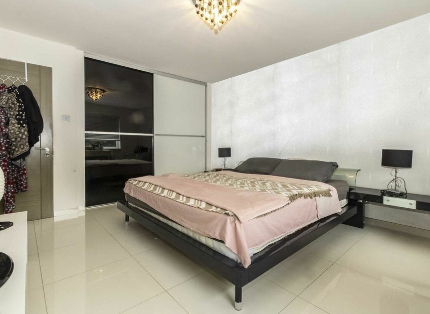 Flat Hillcrest Road in Greater London