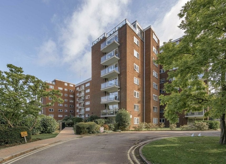Flat Hillcrest Road in Greater London