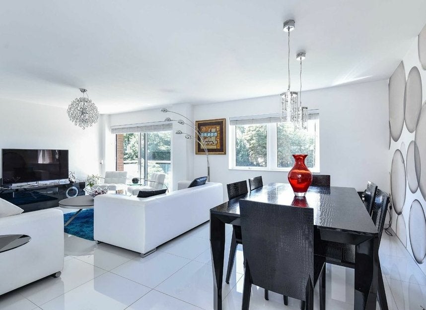 Flat Hillcrest Road in Greater London