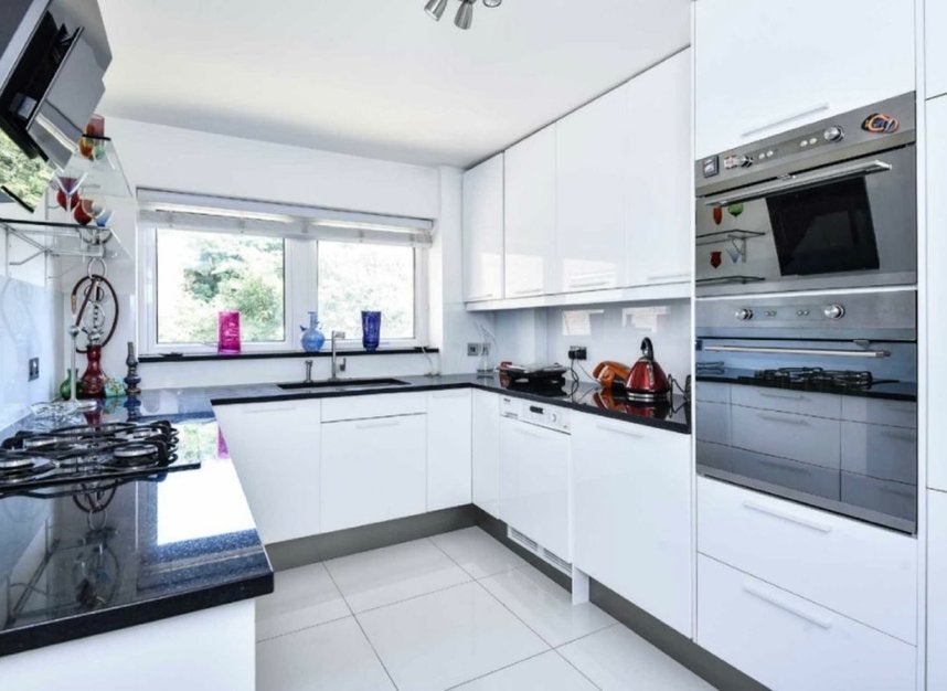 Flat Hillcrest Road in Greater London