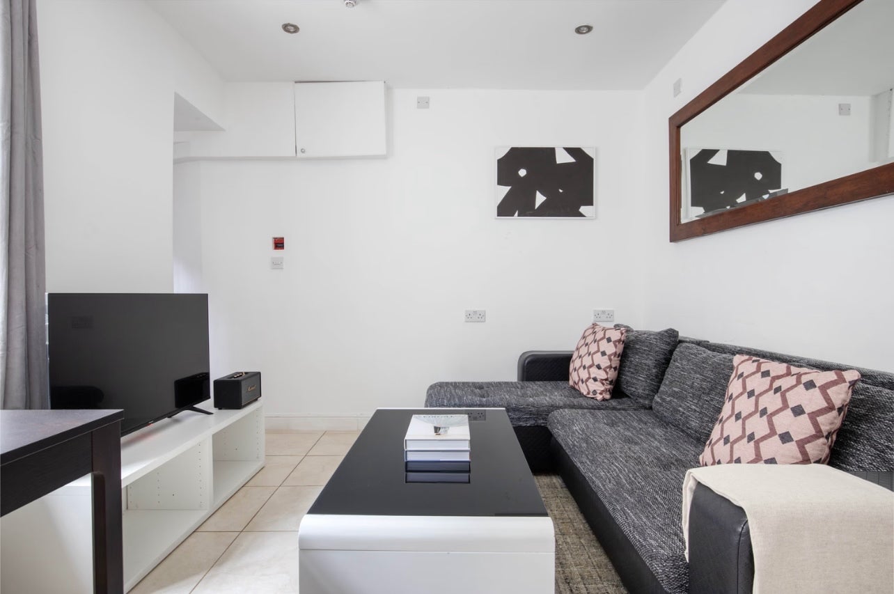 Flat Holmdale Road in Greater London