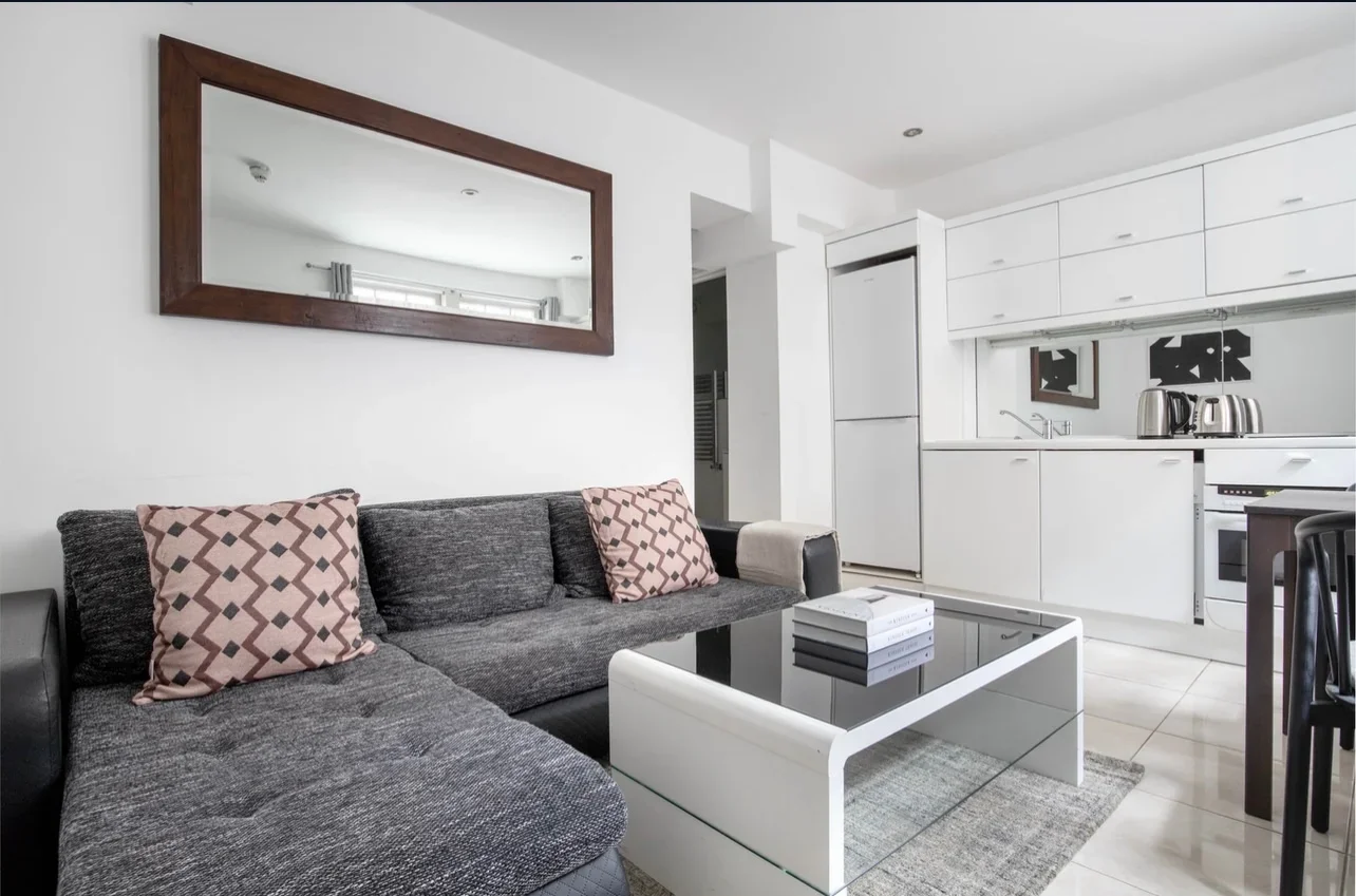 Flat Holmdale Road in Greater London