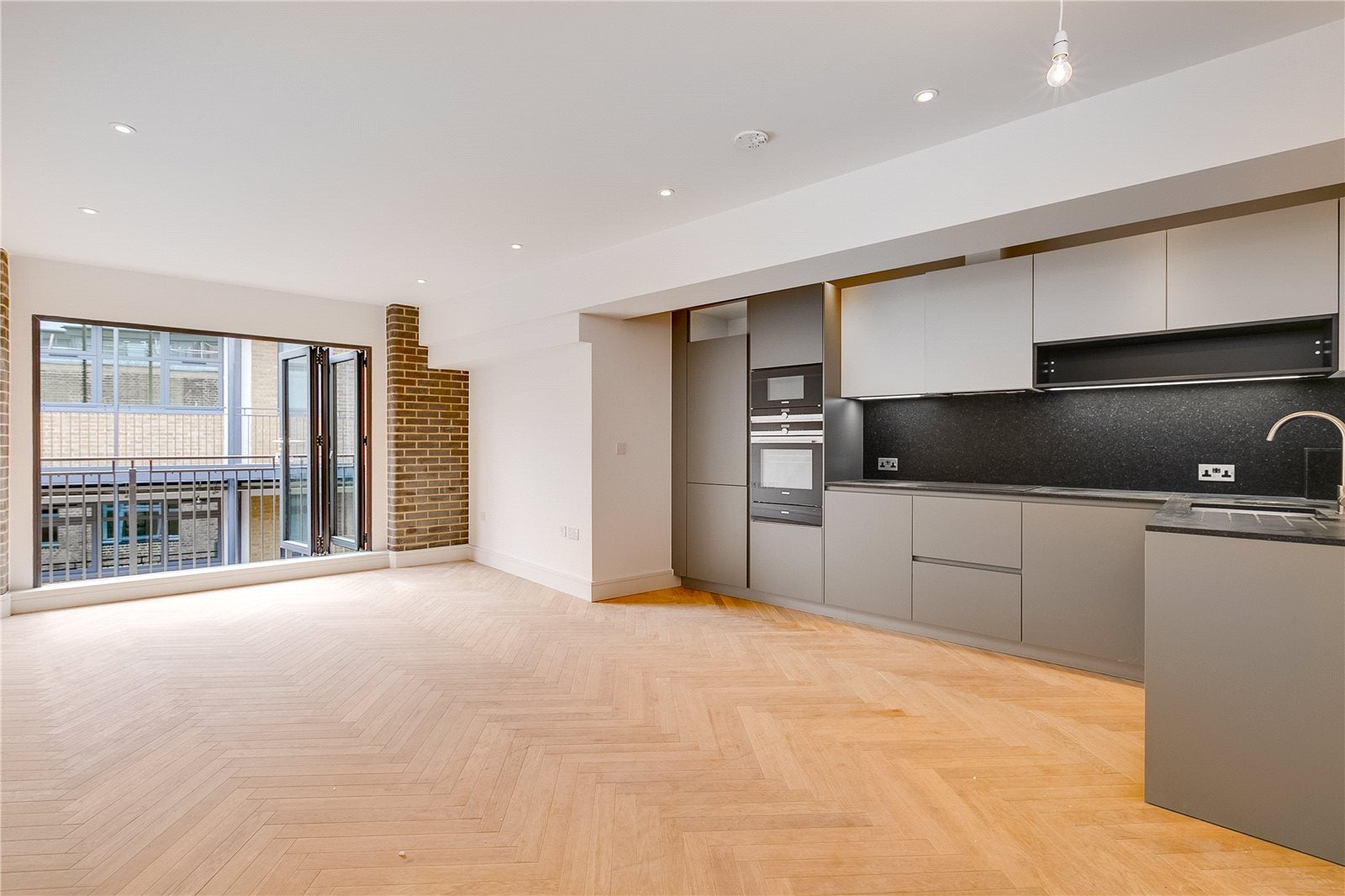 Flat Atalanta Street in Greater London