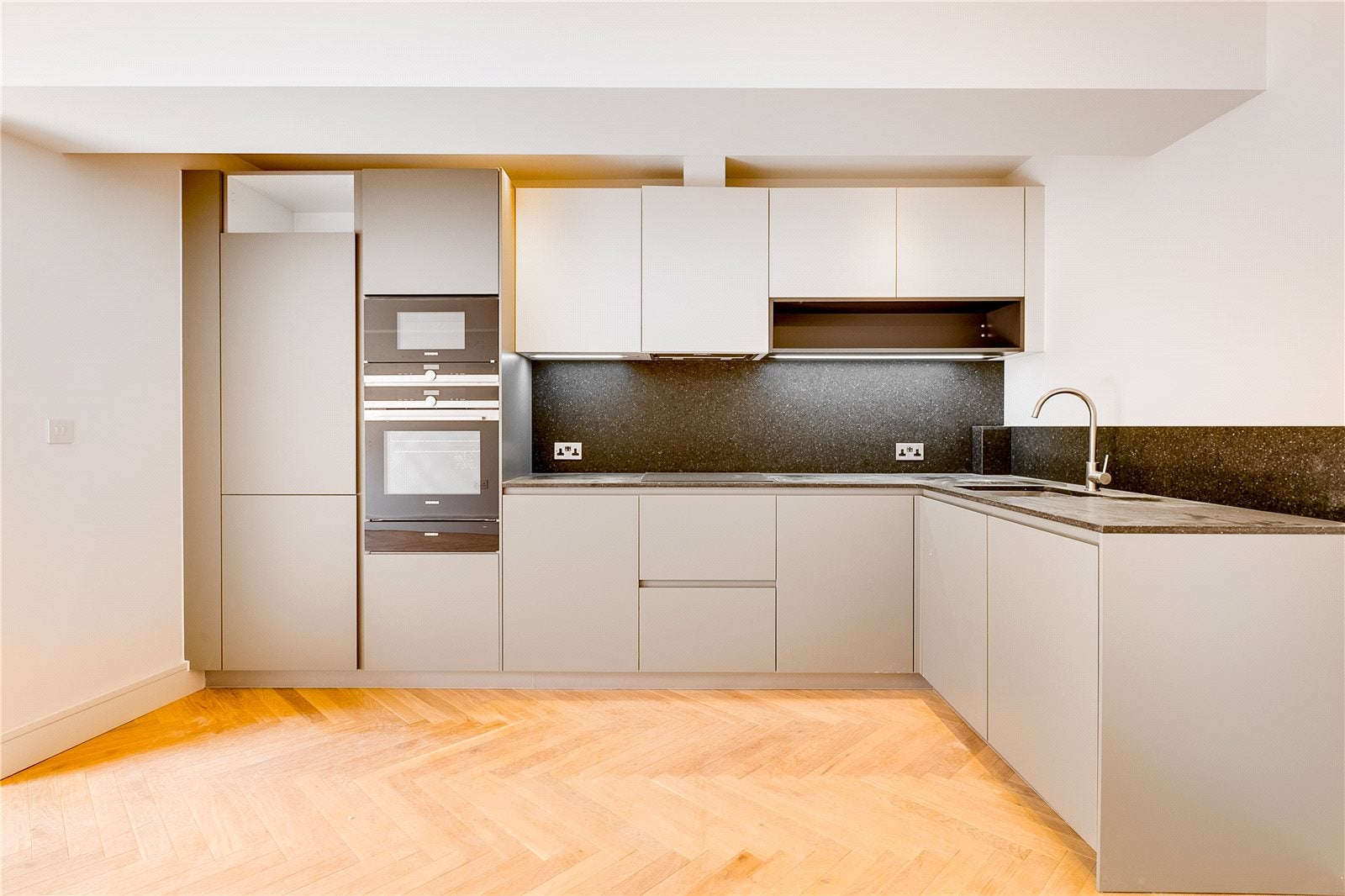 Flat Atalanta Street in Greater London