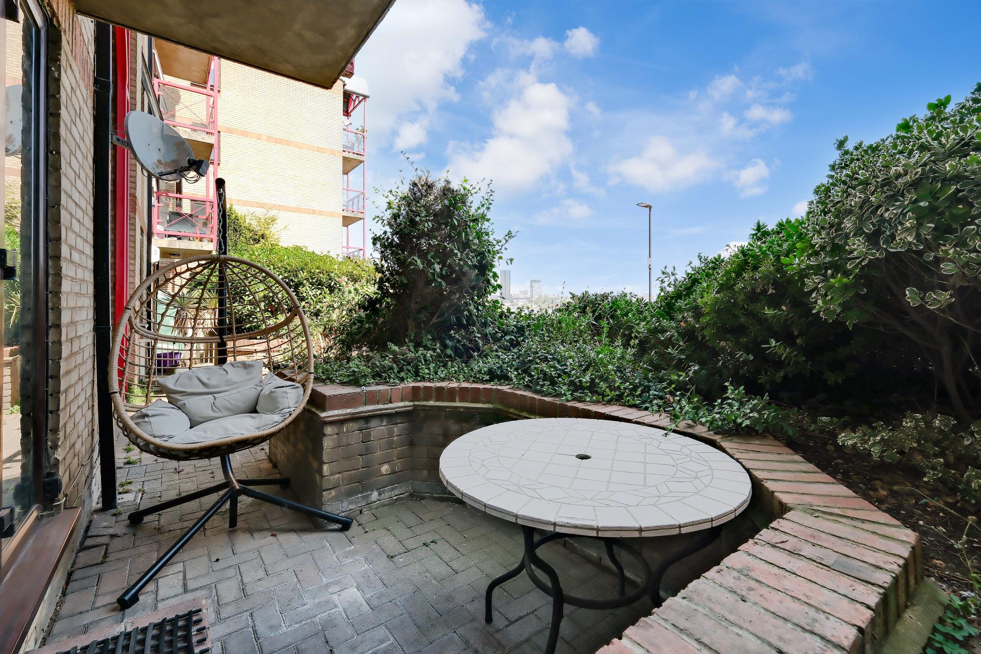 Flat Caledonian Wharf in Greater London