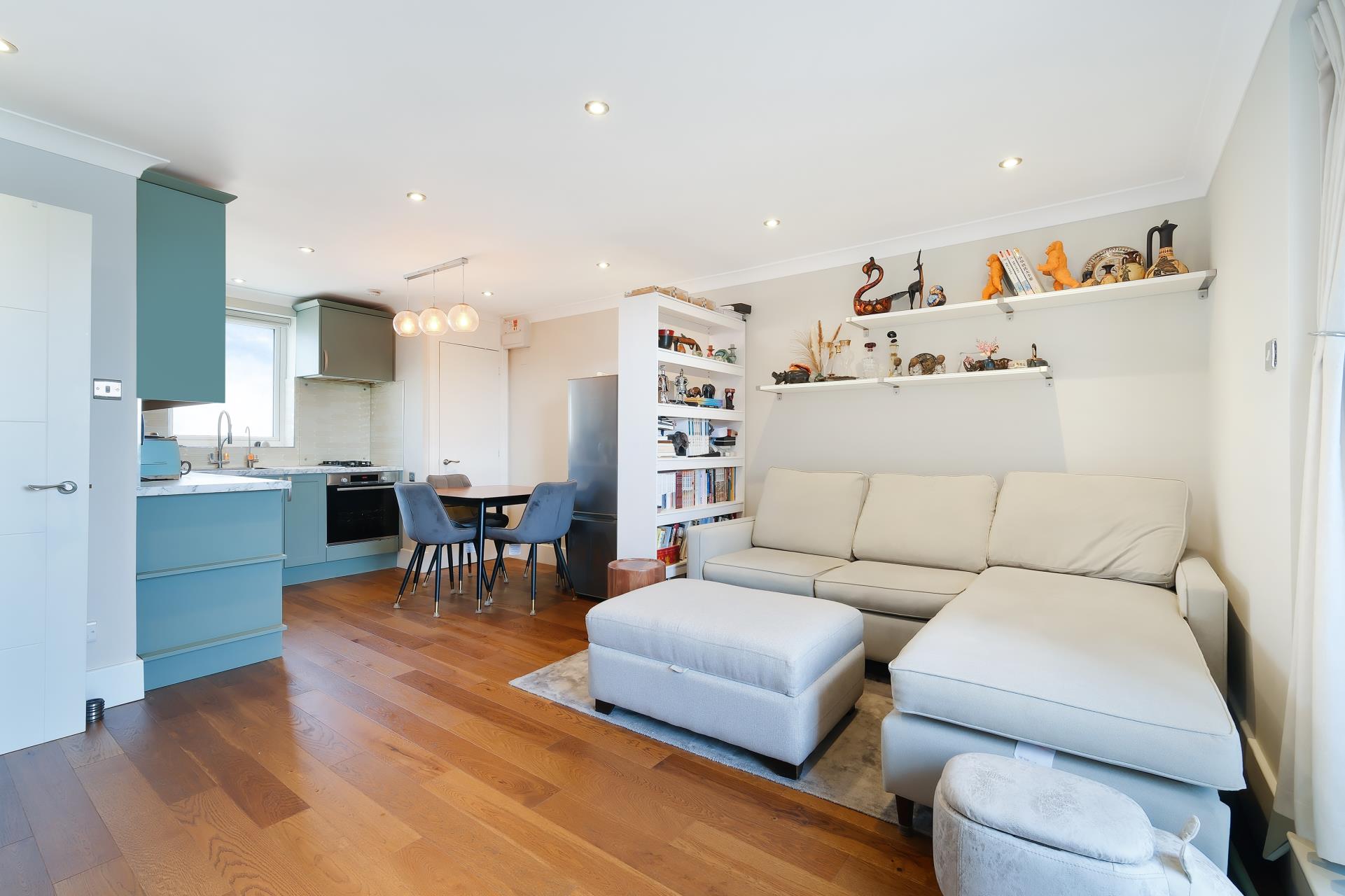Flat Caledonian Wharf in Greater London