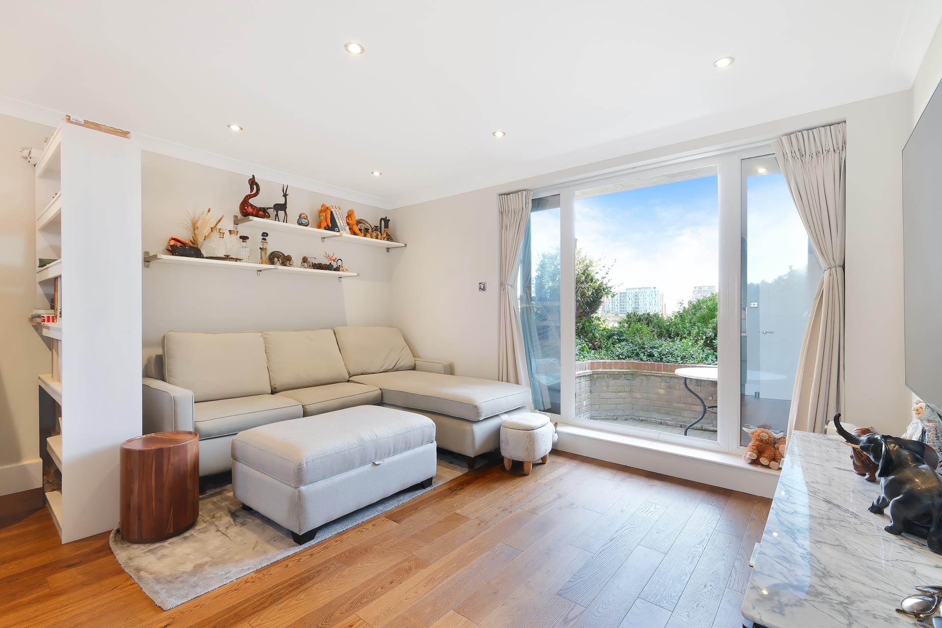 Flat Caledonian Wharf in Greater London