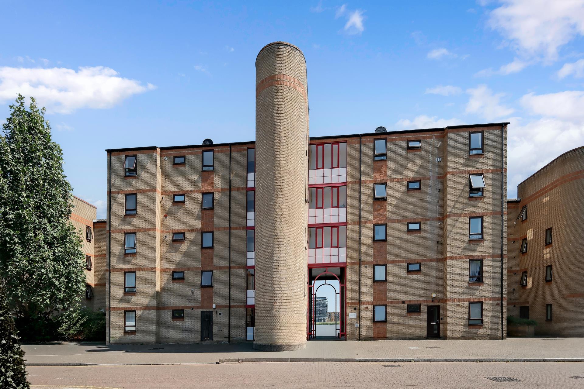 Flat Caledonian Wharf in Greater London