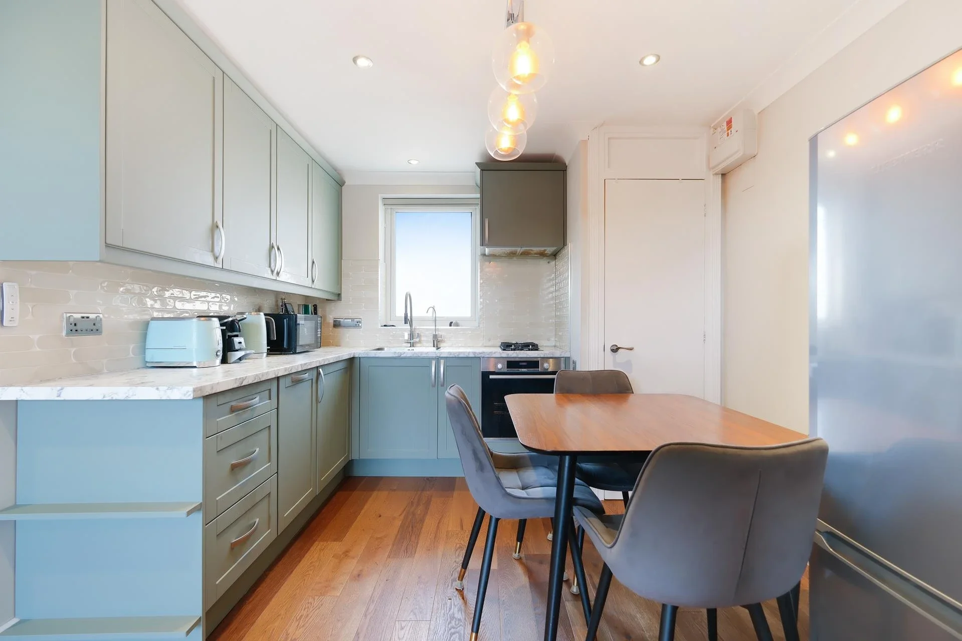 Flat Caledonian Wharf in Greater London
