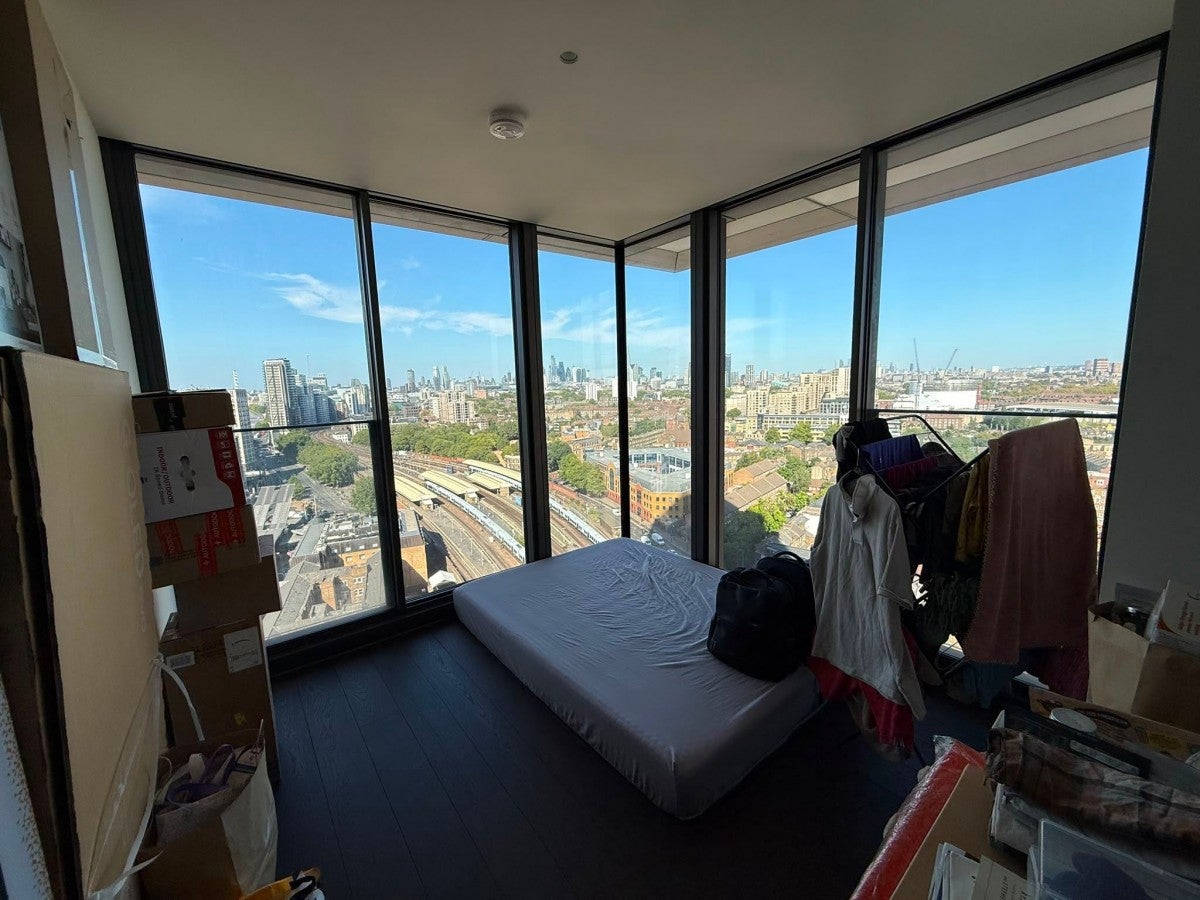 Flat Miles Street in Greater London