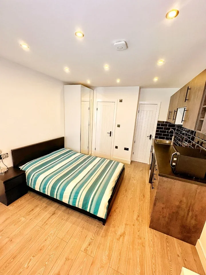 Room Pinecrest Gardens in Greater London