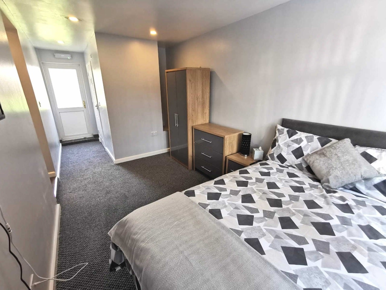 Room Poole Crescent in Birmingham